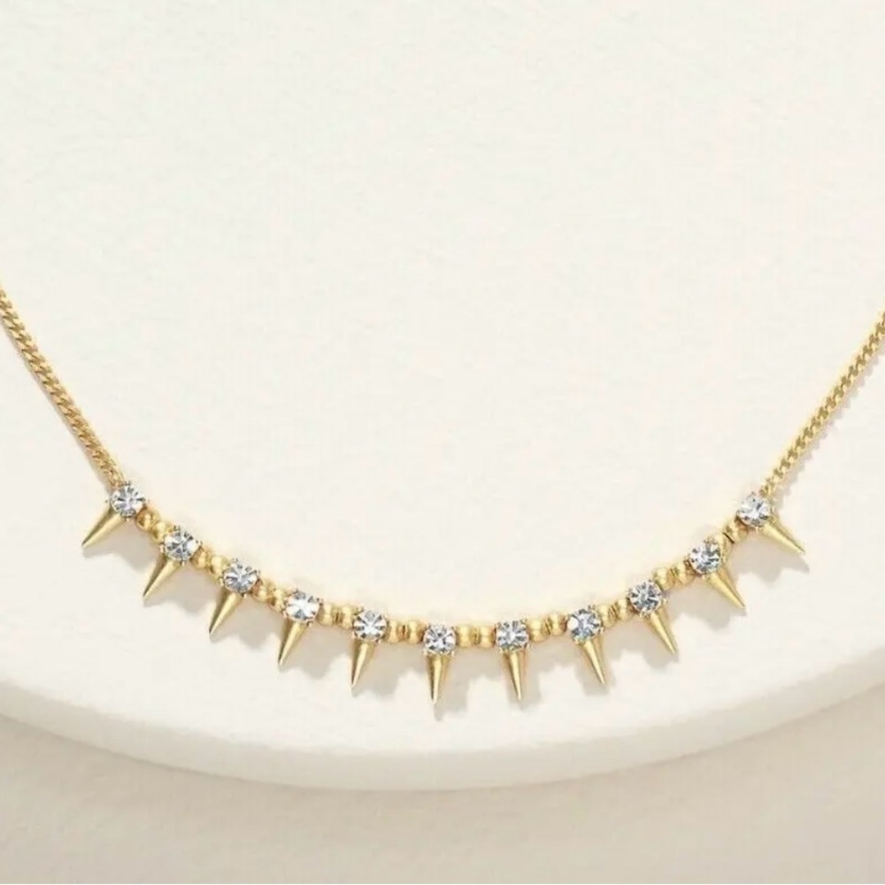 BRAND NEW Stella & Dot Delicate Renegade Necklace Gold with Box